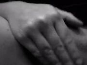 Ventenne si masturba e grida