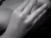 Ventenne si masturba e grida