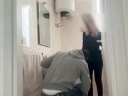 Sveltina in bagno con l'idraulico