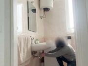 Sveltina in bagno con l'idraulico