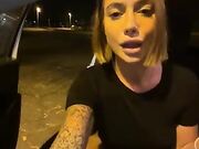 Esibizionista italiana in pubblico si masturba in live