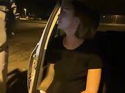 Esibizionista italiana in pubblico si masturba in live