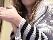 Moglie tettona lo succhia in cam a suo marito