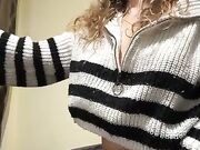 Moglie tettona lo succhia in cam a suo marito