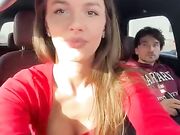 Sesso in macchina in un parcheggio