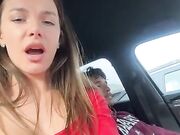 Sesso in macchina in un parcheggio