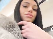 Italiana si masturba nel bagno del centro commerciale