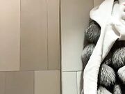 Italiana si masturba nel bagno del centro commerciale