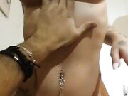 Moglie con grosse tete siliconate cavalca il cazzo