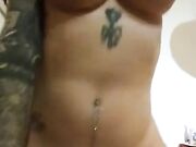 Moglie con grosse tete siliconate cavalca il cazzo