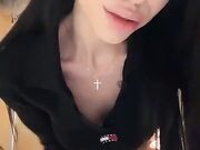 Italiana ditalino in bagno al centro commerciale