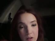 Ragazza rossa italiana si masturba in auto