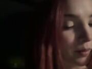 Ragazza rossa italiana si masturba in auto