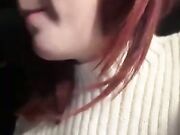 Ragazza rossa italiana si masturba in auto