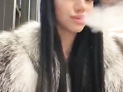 Ditalino ragazza italiana bagno del centro commerciale