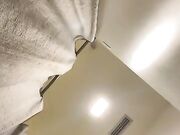 Ditalino ragazza italiana bagno del centro commerciale