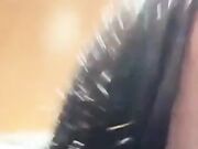 Ragazza italiana si masturba nel bagno pubblico