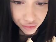 Ragazza italiana si masturba nel bagno pubblico