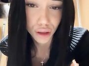 Ragazza italiana si masturba nel bagno pubblico