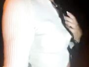 Ragazza italiana si masturba in parcheggio