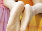 Piedi curiosi moglie porcella