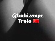 Troia mostra il culo gratis