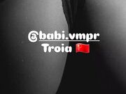 Troia mostra il culo gratis