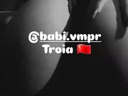 Troia mostra il culo gratis