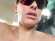 Sono in auto nuda e lui ha il cazzo duro