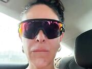 Sono in auto nuda e lui ha il cazzo duro