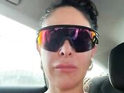 Sono in auto nuda e lui ha il cazzo duro