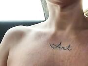 Sono in auto nuda e lui ha il cazzo duro