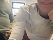 Dai che me la scopo al bar dietro il bancone