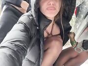 Coppia esibizionista sulla neve