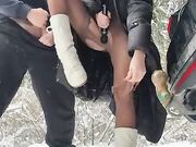 Coppia esibizionista sulla neve