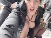 Coppia esibizionista sulla neve