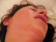 Si masturba ma solo la mano di un uomo la fa venire