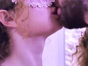 Le spalanco le cosce e la scopo sul letto