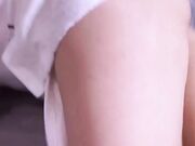 Al telefono col fidanzato mentre scopa il fratellastro