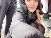 Esibizionismo in pubblico sotto la neve