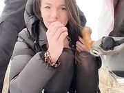 Esibizionismo in pubblico sotto la neve