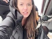 Esibizionismo in pubblico sotto la neve