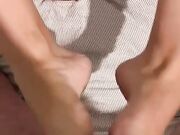 Footjob in unghie rosse con sborrata sui piedi