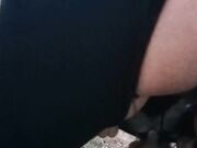 Passeggiata all'aperto Milf con calzoni strappati