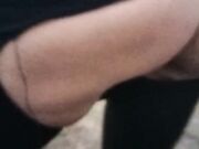 Passeggiata all'aperto Milf con calzoni strappati