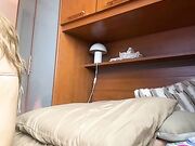 Biondina tettona italiana si masturba col dildo