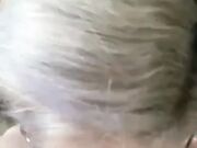 Milf gioca con la sborra