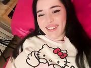 Ragazza tettona italiana si masturba sul letto