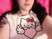 Ragazza tettona italiana si masturba sul letto