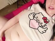Ragazza tettona italiana si masturba sul letto